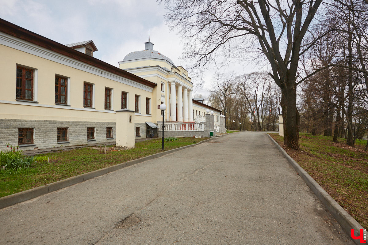 В первой половине XIX века Владимир развивался на основе первого регулярного плана застройки, утверждённого Екатериной II в 1781 году. На смену стихийно сложившейся, хаотичной постройке и кривым улочкам должна была прийти упорядоченная сеть городских кварталов с геометрически чёткой планировкой. На центральной улице стали появляться кирпичные купеческие дома, возводились новые общественные здания в стилистике зрелого классицизма, перестраивались старые. Ведущую роль в этом играл губернский архитектор Алексей Вершинский.